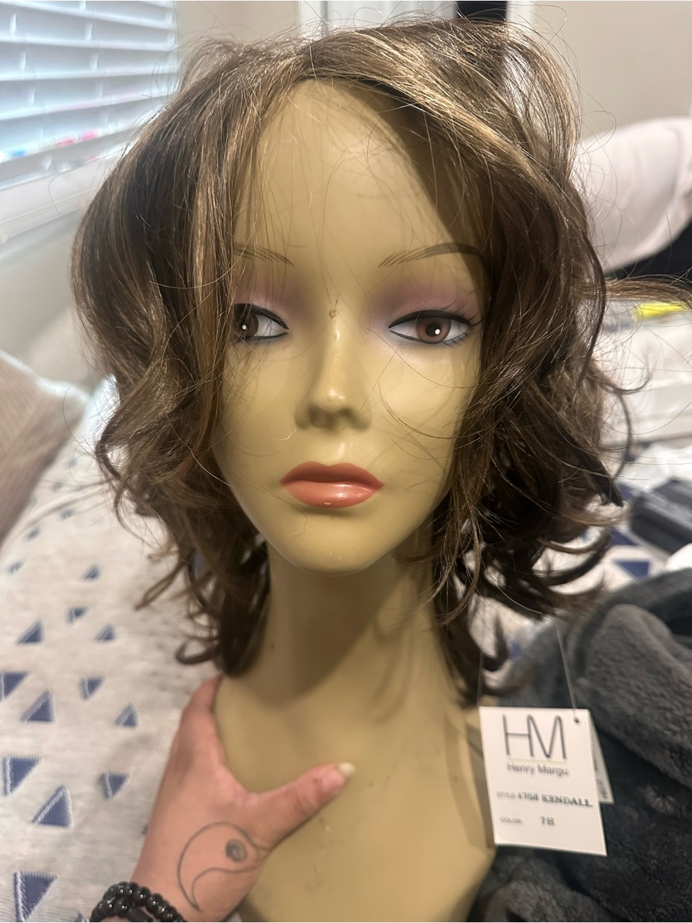 H&M Short Wavy Wig in Light Brown with Subtle Highlights